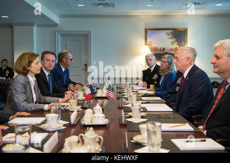 Verteidigungsminister Jim Mattis trifft sich mit Florence Parly, die französische Ministerin für Verteidigung, auf das Pentagon in Washington, D.C., Oktober 20, 2017. Stockfoto