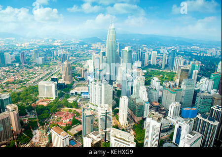 Tagsüber Luftaufnahme mit blauen Himmel von Skyline von Kuala Lumpur, die Hauptstadt Malaysias, Südostasien. Stockfoto