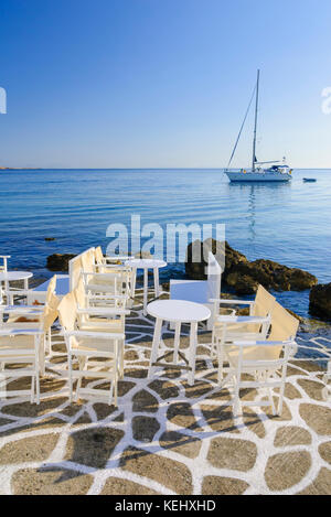 Weiße Tische und Stühle am Hafen von Naoussa, Paros, Kykladen, Griechenland Stockfoto