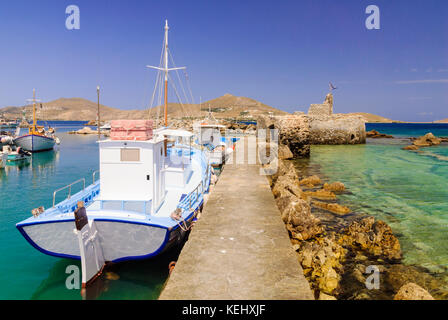 Harbour Breakwater, die zu den venezianischen Burgruine in Naoussa, Paros, Kykladen, Griechenland Stockfoto