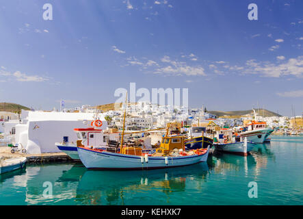 Die morgendlichen Sonnenstrahlen durch die Wolken über dem schönen Hafen von Naoussa auf er Insel Paros, Kykladen, Griechenland Stockfoto