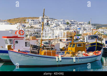 Fischerboote im hübschen Hafen von Naoussa auf der Insel Paros, Kykladen, Griechenland Stockfoto