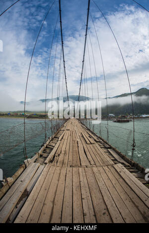 Trift Brücke ist die längste Fußgänger-Hängebrücke am Fuße des belukha Berg, Altai Gebirge, Russland. Stockfoto