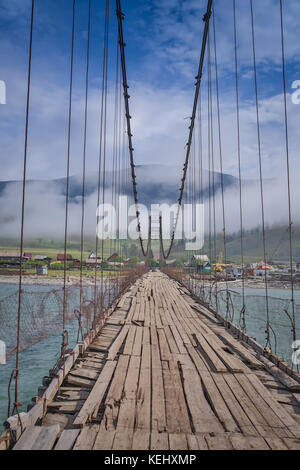 Trift Brücke ist die längste Fußgänger-Hängebrücke am Fuße des belukha Berg, Altai Gebirge, Russland. Stockfoto
