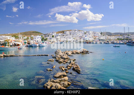 Die weiß getünchte Stadt Naoussa mit Blick auf den Hafen und die alte Ruinen, Insel Paros, Kykladen, Griechenland Stockfoto