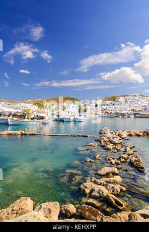 Malerische Naoussa Hafen mit weiß getünchten Cyladic Gebäuden umgeben, der Insel Paros, Kykladen, Griechenland Stockfoto