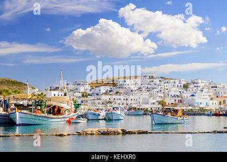 Fischerboote in der hübschen Hafenstadt Parikia auf der Insel Paros, Kykladen, Griechenland Stockfoto