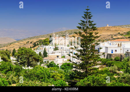 Panoramablick auf die Stadt über den Hügel Stadt Lefkes auf Paros, Kykladen, Griechenland Stockfoto