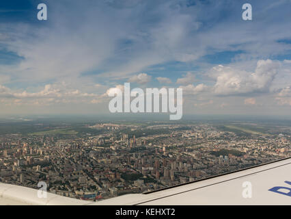 Auf der Suche durch das Fenster Flugzeuge während des Fluges in Flügel mit Ansicht von oben. Stockfoto