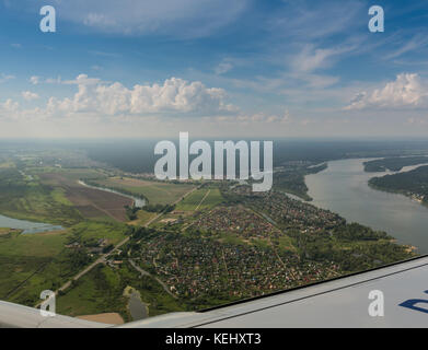 Auf der Suche durch das Fenster Flugzeuge während des Fluges in Flügel mit Ansicht von oben. Stockfoto