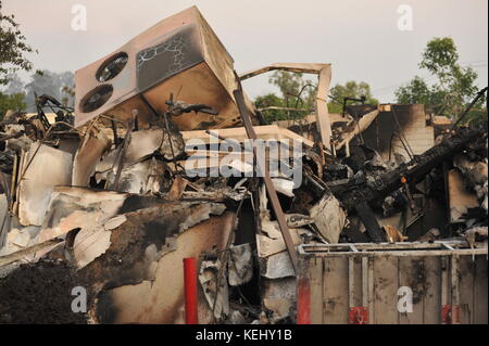 Santa Rosa, Kalifornien, USA. 10 Okt, 2017. Ein arby's in Schutt während der tubbs Brand in Sonoma County reduziert wird. Credit: kraig lieb Stockfoto