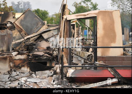 Santa Rosa, Kalifornien, USA. 10 Okt, 2017. Ein arby's zu Asche während der tubbs Brand in Sonoma County reduziert wird. Credit: kraig lieb Stockfoto