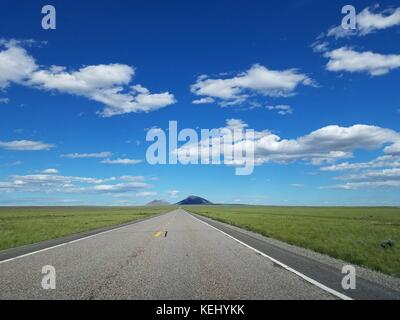 Us Route 20 in der Nähe von Arco, Idaho in Richtung Krater des Mondes Stockfoto