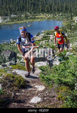 Ergaki, Russland - 05. August 2017: mehrere Athleten durch die Berge laufen, die Teilnehmer dem skayranfest Wettbewerb am 5. August 2017 in Th Stockfoto