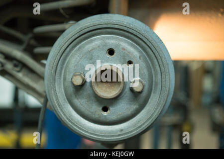 Close-up Reparatur Trommelbremse Auto Rad in der Garage. Stockfoto