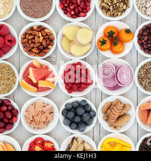 Gesunde superfood Auswahl mit frischem Obst, Gemüse, Fisch, Samen, Nüsse, Gewürze und Kräuter mit Lebensmittel, die einen hohen Gehalt an Omega-3-Fettsäuren und Antioxidantien Stockfoto