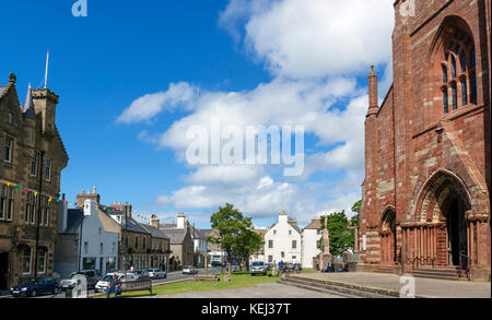 Die Broad Street in der Stadtmitte mit St Magnus Kathedrale auf der rechten Seite, Kirkwall, Festland, Orkney, Schottland, Großbritannien Stockfoto