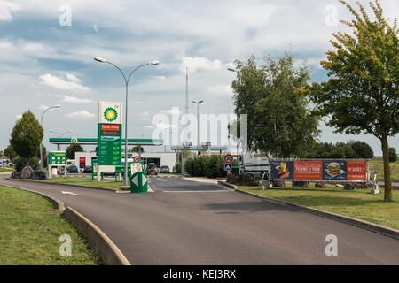 Normandie, Frankreich - 23 August 2017: Gas Station des Ölkonzerns british petroleum bp auf einer französischen Mautstraße in Normandie. Ein großes Plakat ist situat Stockfoto