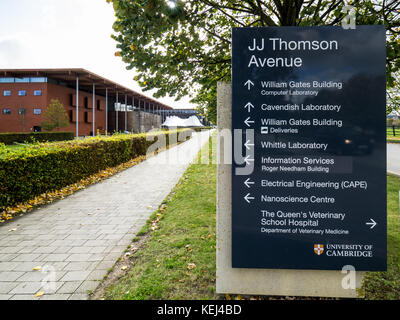 JJ Thomson Avenue auf der West Cambridge Site der Universität von Cambridge. Zeichen, zu Cavendish Labors und William Gates Gebäude etc. Stockfoto