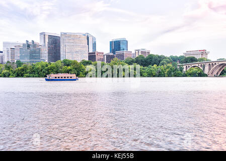 Washington DC, USA - 14. August 2013: Boomerang Yacht Cruise toar Boot am Potomac River mit Skyline von Arlington, Virginia Stockfoto