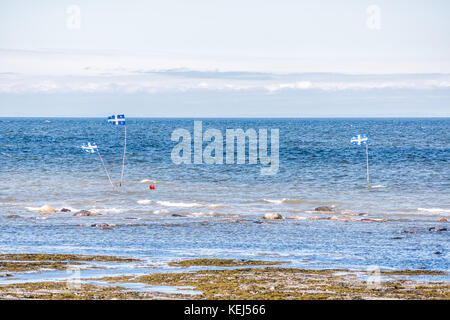 Blau Quebec, Kanada Flaggen am St. Lawrence River oder den Golf Bojen am Strand Ufer mit niemand während des Tages Stockfoto