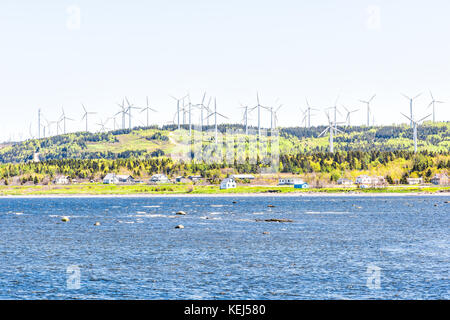 Gaspesie Küstenlinie in Quebec, Kanada mit Minou Halbinsel und Windpark Turbinen entlang der Küste Stockfoto