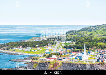 Antenne Stadtbild Blick auf die Skyline der Stadt und Grande-Vallee Dorf Saint Lawrence River Golf während des Tages in Gaspe Halbinsel, Quebec, Kanada, Gaspesie Regi Stockfoto