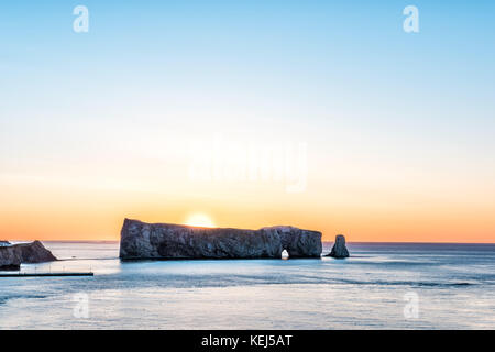 Berühmte Rocher Percé Rock in Gaspe Halbinsel, Quebec, Gaspesie region Nahaufnahme bei Sonnenaufgang mit Sonne versteckt sich hinter Stockfoto