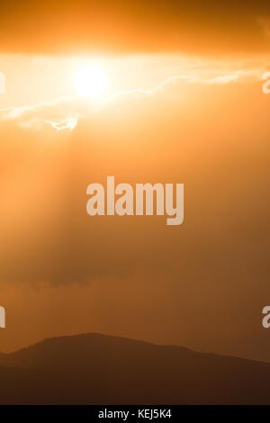 Sonne scheint durch die Lücke zwischen Clouds Stockfoto