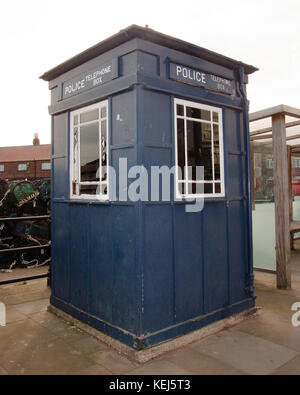 Alte Polizei öffentlichen Telefon am Meer in Scarborough Yorkshire sieht aus wie die Tardis in Arzt, Stockfoto