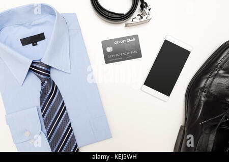 Outfits für Männer mit blauen Shirt. kleidung shop Top View Konzept Stockfoto