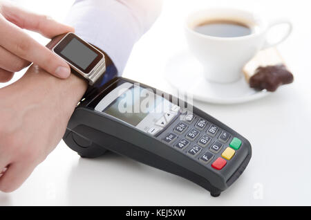 Mobile Zahlung im Café mit Smart Watch nfc Near Field Communication Wireless-Technologie Stockfoto