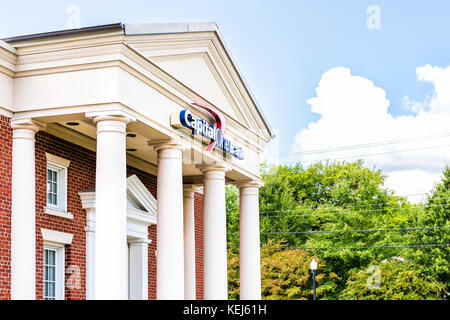 Fairfax, USA - 15. September 2017: Capital One Bank Filiale Eingang mit Zeichen und Spalten in der alten Stadt im nördlichen Virginia mit Backsteinfassade Stockfoto