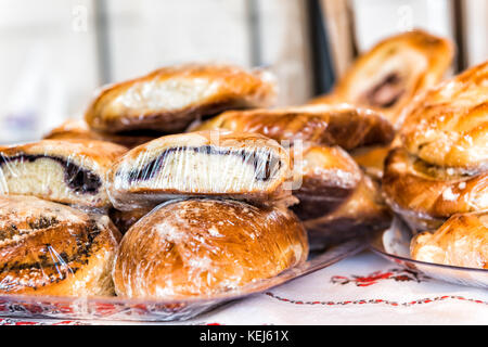 Nahaufnahme der Stapel von vielen frischen Mohn Brötchen süße Brötchen Brot Ukrainischen gebackene gute Stockfoto