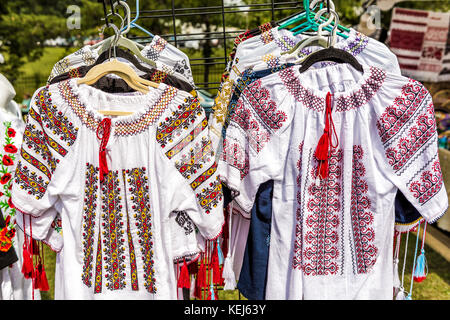 Anzeige der Ukrainischen slawischen Frauen Traditionelle bestickte Hemden stickerei Bekleidung in outdoor Flohmarkt Stockfoto