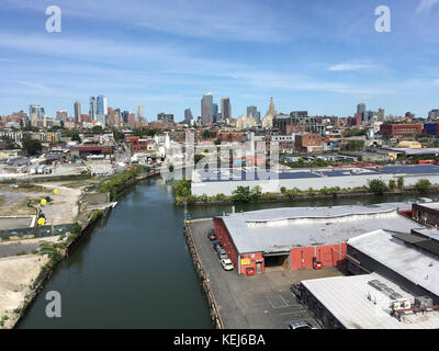 Blickrichtung Nordost über Brooklyn mit der gowanus Canal im Vordergrund und Downtown Brooklyn am Horizont. Umwelt super Fonds clean-up-Website. Stockfoto