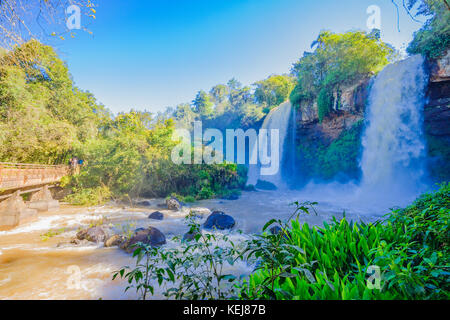 PUERTO IGUAZU, ARGENTINIEN - 19. SEPTEMBER 2009: Touristen besuchen einige der Wasserfälle im Iguazu-Nationalpark an der Grenze zwischen Argentinien und Brasilien. Stockfoto