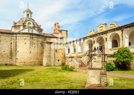 Alta Gracia, Argentinien - Oktober 04, 2009: ein jesuit Herrenhaus, mit Besuchern, in Alta Gracia, Cordoba, Argentinien Stockfoto