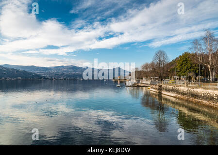 Lago Maggiore, Angera, Italien. Blick aus dem Dorf gegenüber der Bank des Piemont zwischen den Städten Pisa und Lesa Stockfoto