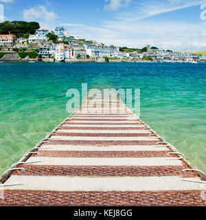 Blick auf Salcombe von gegenüber dem Wasser, Salcombe, Devon, England, Großbritannien, Europa Stockfoto