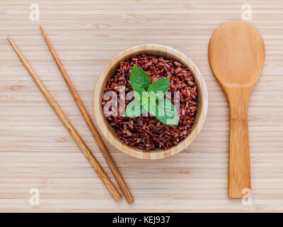 Gedünsteter traditionelle Thai Reis in der Schüssel mit Löffel höhe Ballaststoffe und Vitamin E für Ernährung und gesundes Essen. Stockfoto