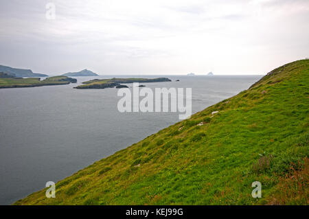 Blick auf den Atlantik von Valentia Island (im Hintergrund die Skellig Inseln), County Kerry, Irland Stockfoto