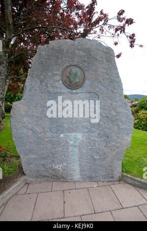 Stein Skulptur zum Gedenken an den Besuch des französischen Präsidenten Charles de Gaulle 1969, North Square, Sneem, County Kerry, Irland Stockfoto