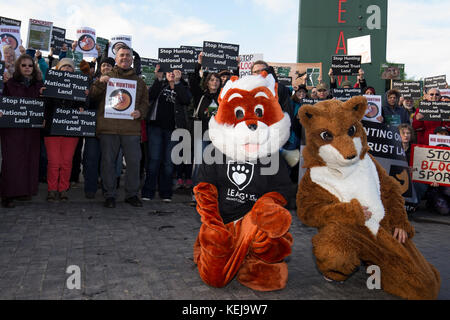 Anti-Hunt-Aktivisten vor der Generalversammlung des National Trust im Steam Museum in Swindon, bevor die Mitglieder über Vorschläge abstimmen, die legale "Spurensuche" auf dem Land der Organisation zu verbieten. Stockfoto