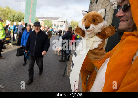 Anti-Hunt-Aktivisten vor der Generalversammlung des National Trust im Steam Museum in Swindon, bevor die Mitglieder über Vorschläge zum Verbot der Jagd auf legale Spuren auf dem Land der Organisation abstimmen. Stockfoto