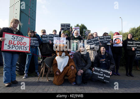 Anti-Hunt-Aktivisten vor der Generalversammlung des National Trust im Steam Museum in Swindon, bevor die Mitglieder über Vorschläge abstimmen, die legale "Spurensuche" auf dem Land der Organisation zu verbieten. Stockfoto