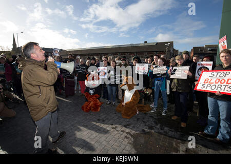 Anti-Hunt-Aktivisten vor der Generalversammlung des National Trust im Steam Museum in Swindon, bevor die Mitglieder über Vorschläge abstimmen, die legale "Spurensuche" auf dem Land der Organisation zu verbieten. Stockfoto