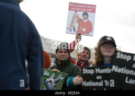 Anti-Hunt-Aktivisten vor der Generalversammlung des National Trust im Steam Museum in Swindon, bevor die Mitglieder über Vorschläge zum Verbot der Jagd auf legale Spuren auf dem Land der Organisation abstimmen. Stockfoto