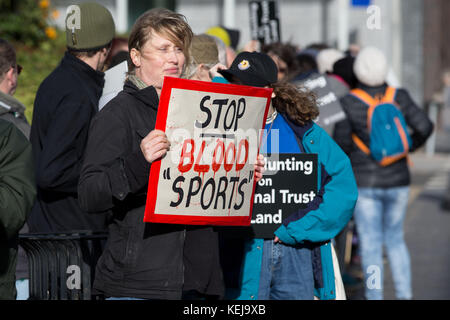 Anti-Hunt-Aktivisten vor der Generalversammlung des National Trust im Steam Museum in Swindon, bevor die Mitglieder über Vorschläge abstimmen, die legale "Spurensuche" auf dem Land der Organisation zu verbieten. Stockfoto