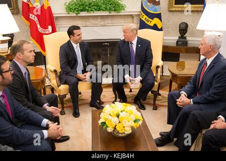 US-Präsident Donald Trump während eines Treffens mit dem Gouverneur von Puerto Rico, Ricardo Rossello, um die Situation nach dem Hurrikan Maria im Oval Office des Weißen Hauses am 19. Oktober 2017 in Washington zu besprechen, sieht Vizepräsident Mike Pence von rechts zu. Stockfoto